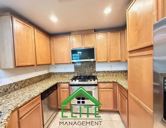 Building Photo - **Spacious and Updated Townhome in Desirab...