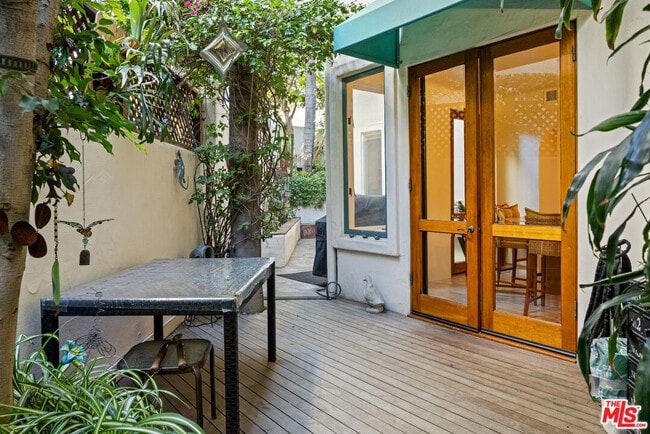 Building Photo - 15500 Sunset Blvd