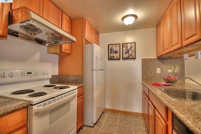 Building Photo - For Rent – Charming 2BR single level condo...