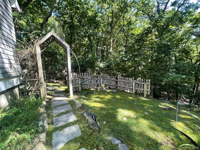 Building Photo - 106 Laurel Ln