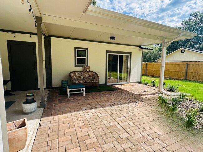 Building Photo - Spacious 6-Bedroom Rental in Spanish Point...