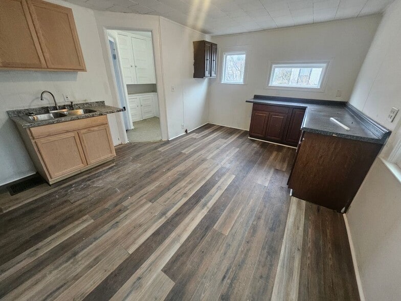 Building Photo - 1330 Midland Ave