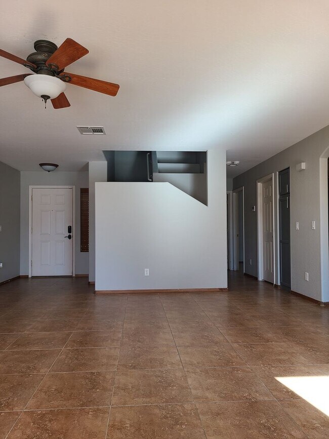 Building Photo - 5 Bedroom, 3 Bath Home in Secluded Neighbo...