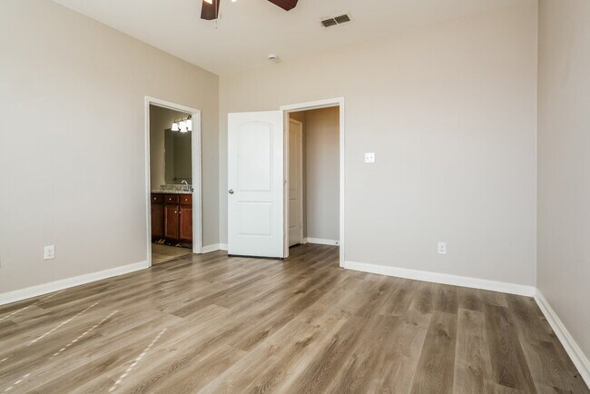 Building Photo - 2120 Foxglove Ct