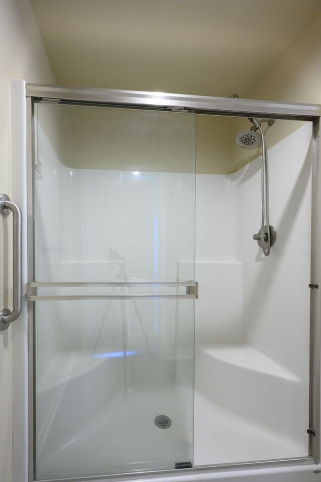 Building Photo - New listing!  Modern, A/C, Washer & Dryer included!
