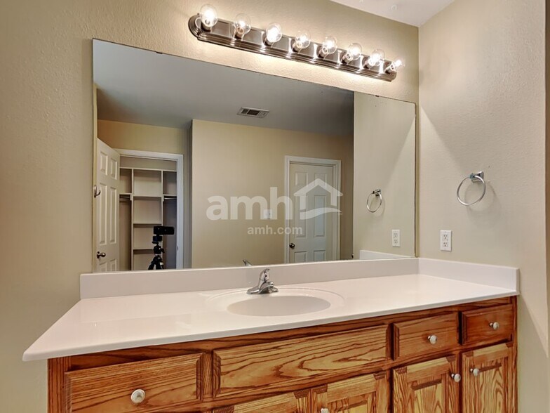 Building Photo - 1004 Lake Ridge Dr