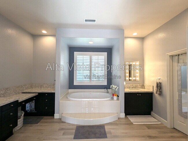 Building Photo - 9129 White Alder Ct