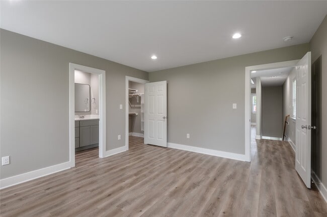 Building Photo - 140 Shady Oaks