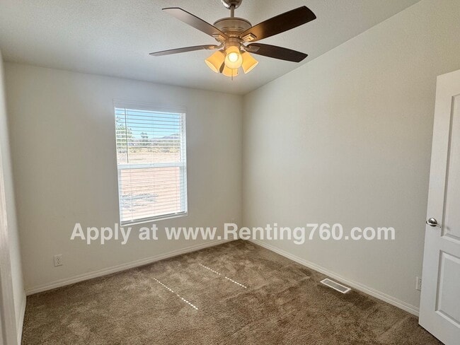 Building Photo - Huge 4 Bedroom Home!!