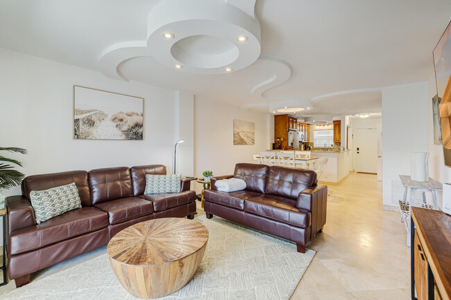 Building Photo - 1161 Hillsboro Mile