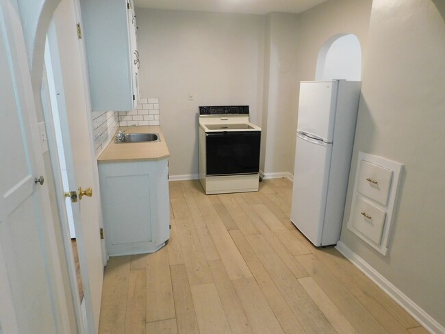 Building Photo - 1 bedroom, 1 bathroom duplex located in th...