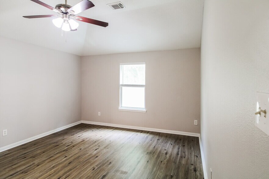 Building Photo - 1083 Shadow Glenn Dr