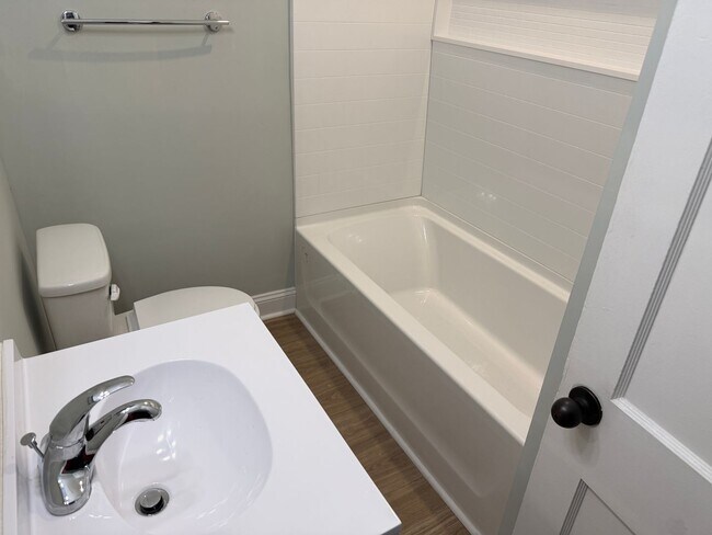 Building Photo - Beautifully Renovated 2 Bedroom Home!