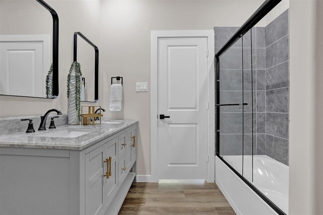 Building Photo - 705 E Hanna St