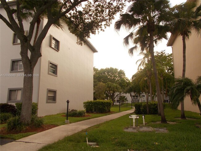 Building Photo - 1400 SW 124th Terrace
