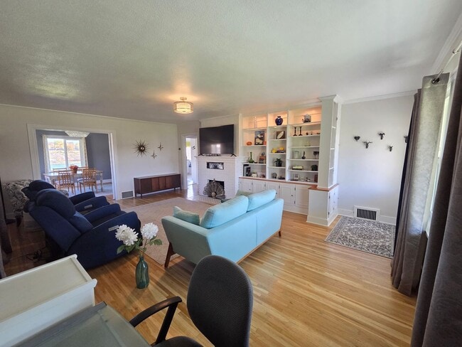 Building Photo - Fully Furnished 1-Bedroom with River Views...