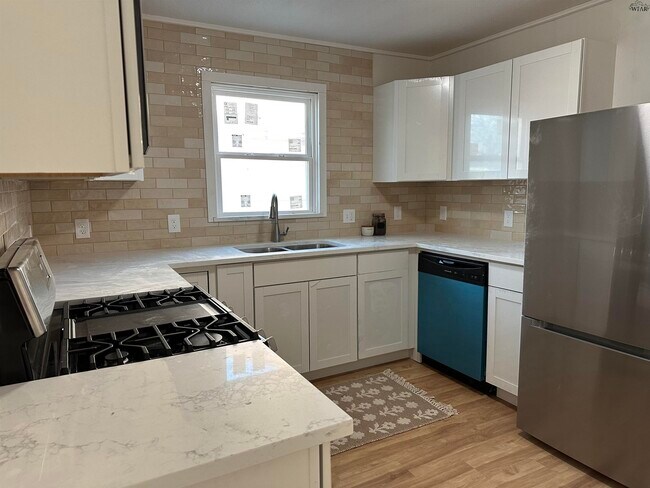 Building Photo - 3213 Hollywood Ave