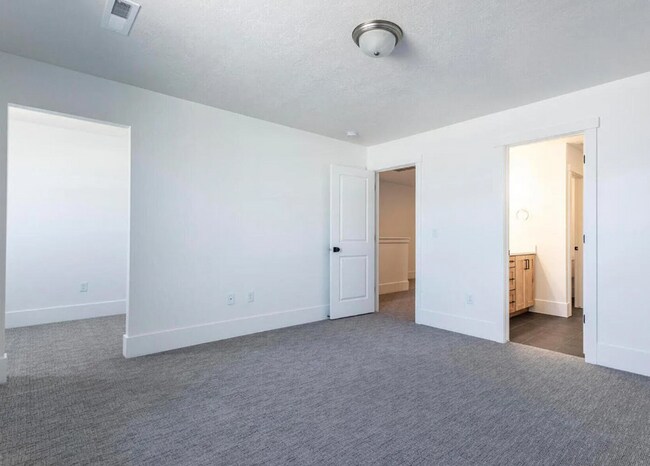 Building Photo - Stunning 3 Bedroom, 2.5 Bathroom in Beautiful Desert Color Community