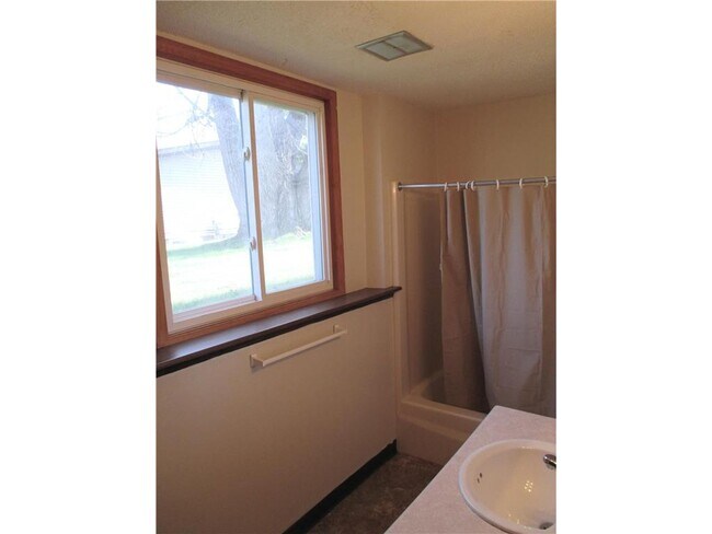 Building Photo - 196 Lakeview Dr