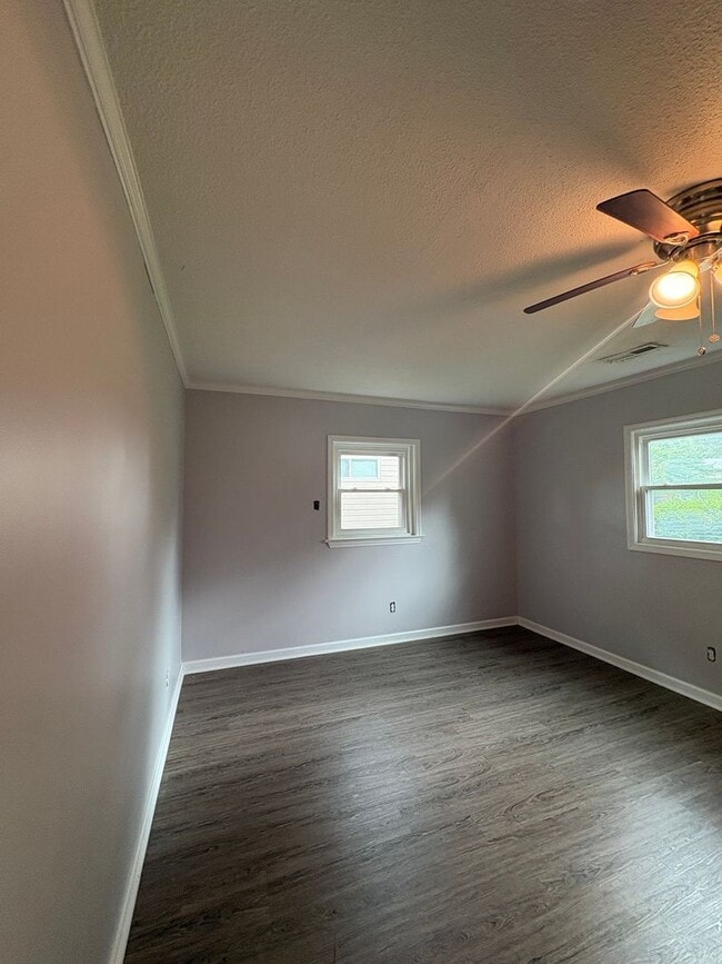 Building Photo - 2 bedroom 1 Bath Apartment