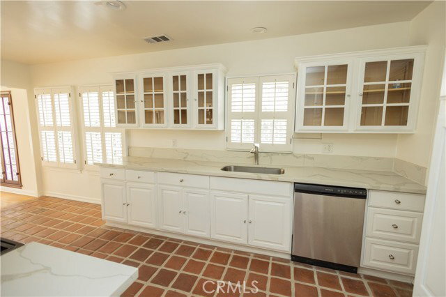 Building Photo - 446 S La Peer Dr