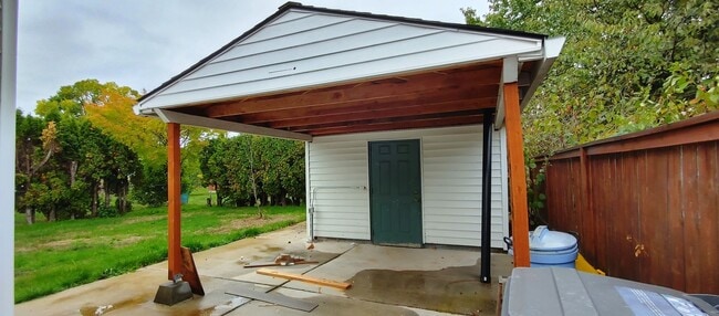 Building Photo - Darling Updated 3 Bedroom Ranch Located a Block from Glenwood City Park and Just a few Blocks fro...