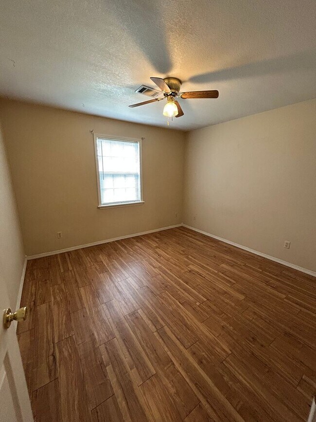 Building Photo - 1404 S Commerce Ave