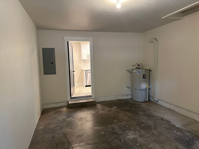 Building Photo - Luxury 2 bedroom 1 bath duplex in a great ...