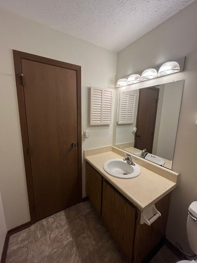 Building Photo - Creve Coeur Lane