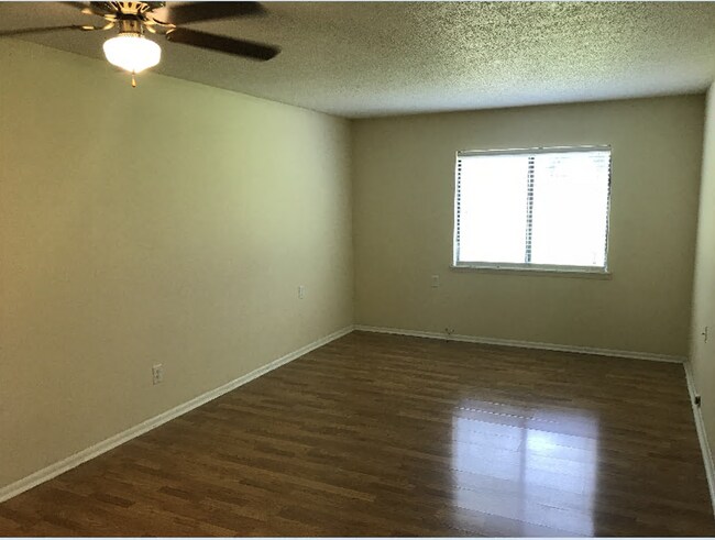 Building Photo - 2BEDROOM/ 2 BATH APARTMENT
