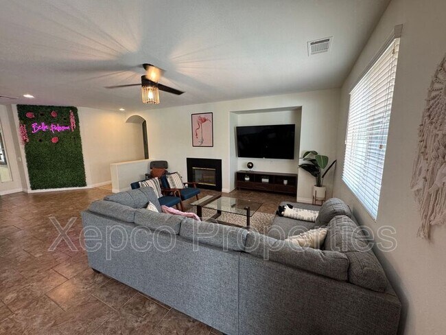 Building Photo - 80746 Diamondback Trail