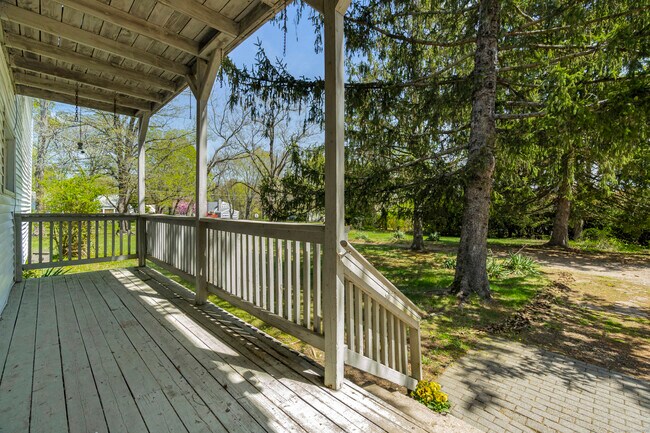 Building Photo - 671 Cornwall Ave