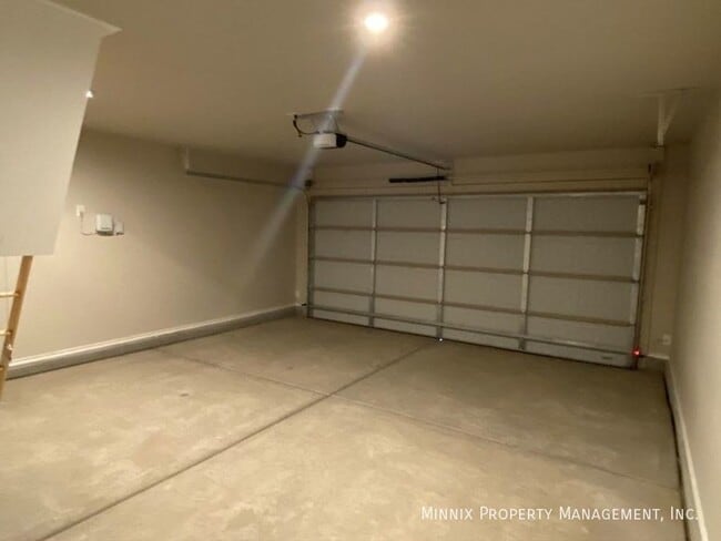 Building Photo - 1217 E 89th St