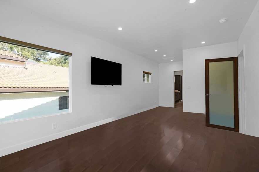 Building Photo - Experience Modern Luxury in this Stunning 4-Bedroom Smart Home in the Heart of 90027