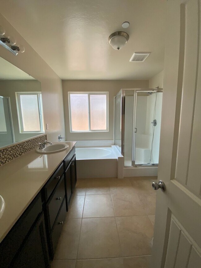 Building Photo - Gorgeous 5 BD 3 BA home available for rent...