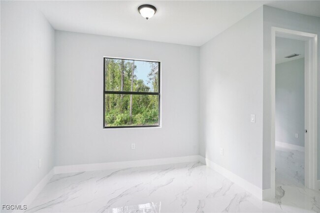 Building Photo - 872 Spaulding St E