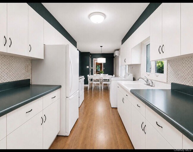 Building Photo - 14 Brisman Dr