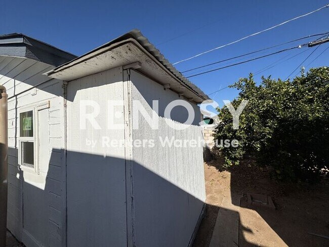 Building Photo - Modern, Solar Energy, 2-Bedroom detached Casita!