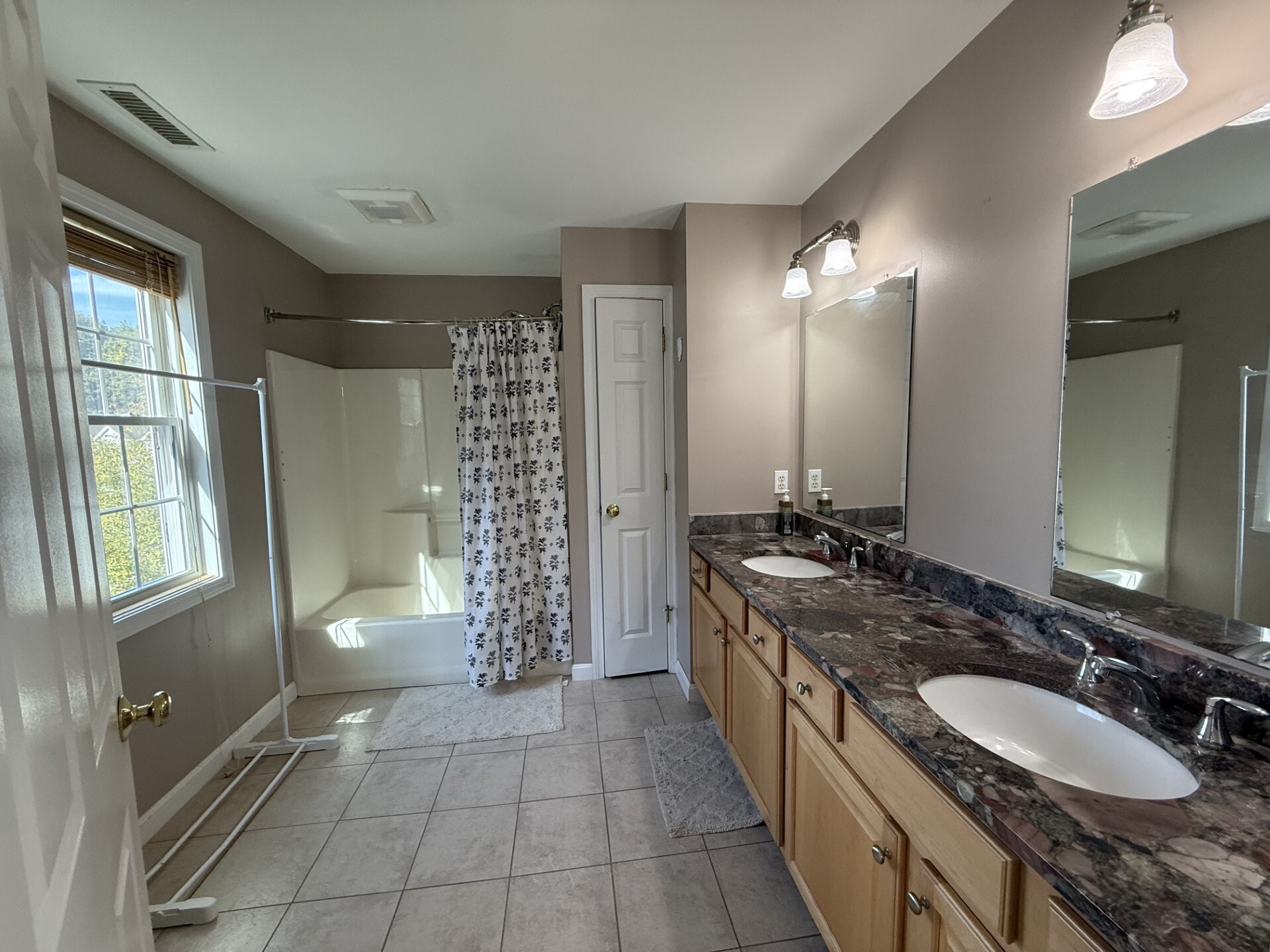 Building Photo - 5 Equestrian Ln