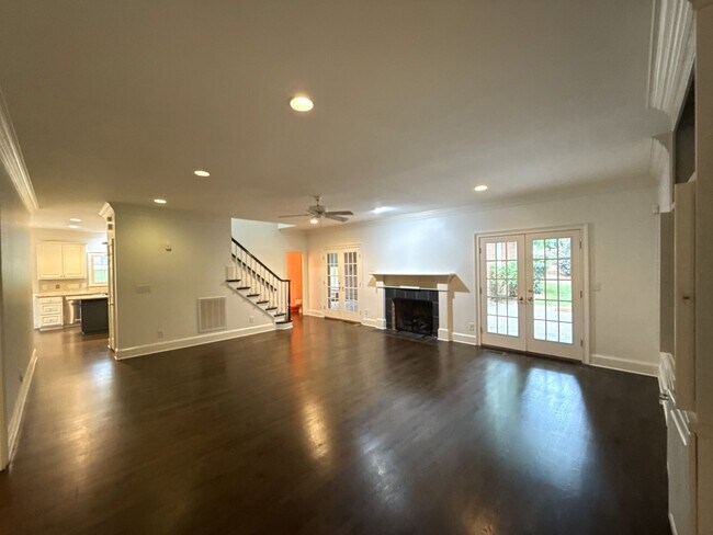 Building Photo - Cotswold Home
