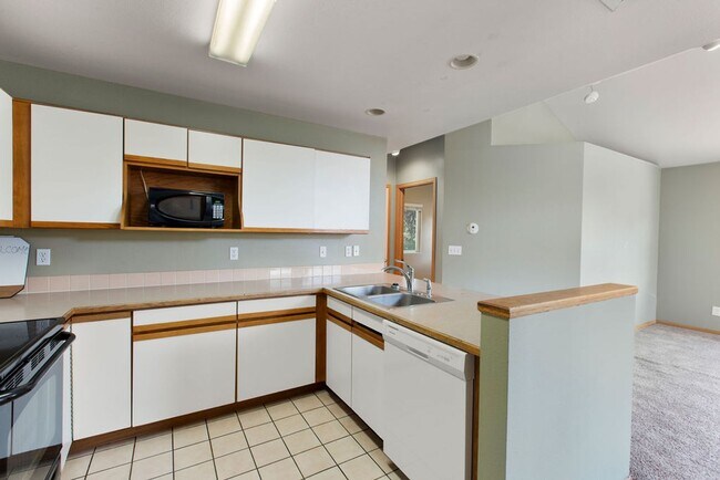 Building Photo - 4 Bedroom Townhome near campus