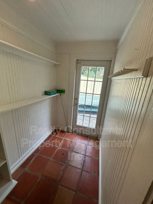 Building Photo - 2461 Lyndhurst Ave