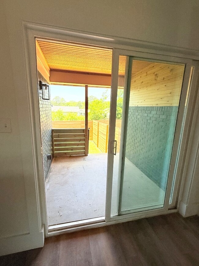 Building Photo - 1912 Sanford Dr