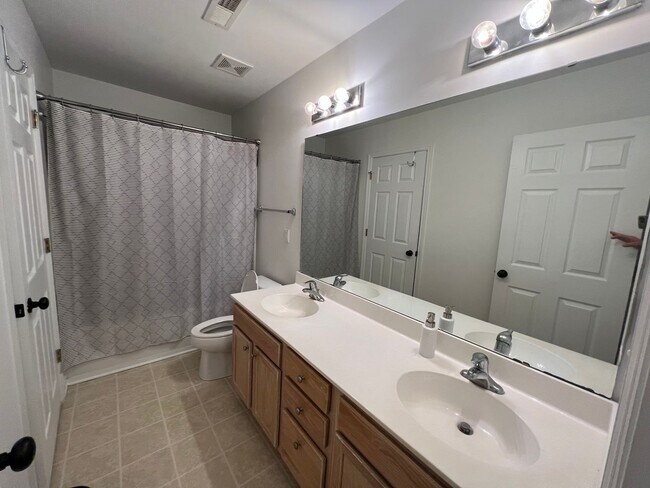 Building Photo - 3 Bedroom 2.5 Bath Townhome in Beresford Commons
