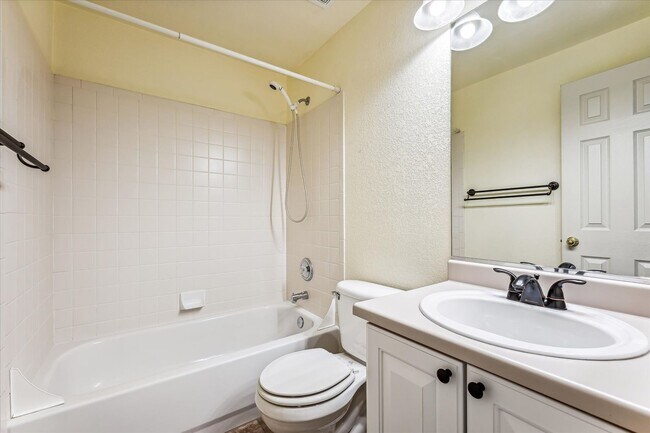 Building Photo - Evolve Real Estate: Meticulously Maintaine...