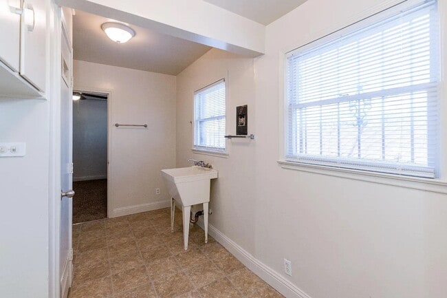 Building Photo - 1724 N West Ave