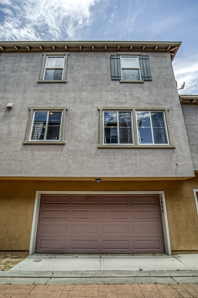 Building Photo - "Coming Soon" 3-Bedroom in Santa Clara- $4...