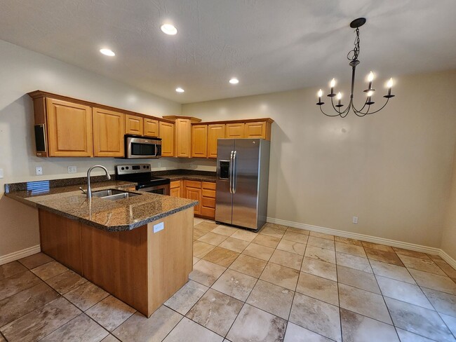 Building Photo - ELF PRICED! 3 bd. 2.5 bath Luxury Townhome!