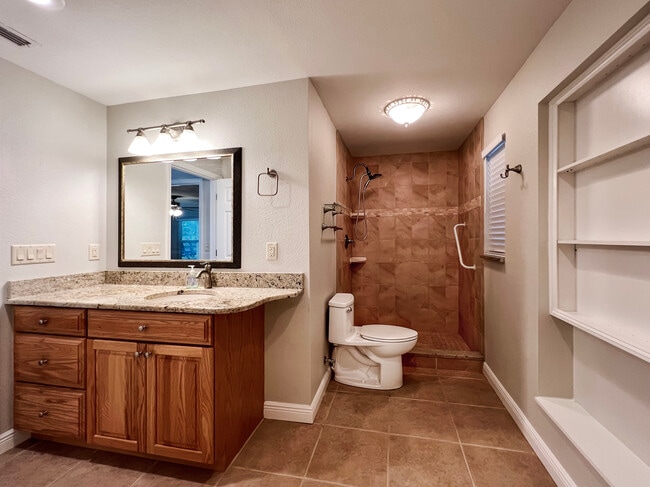 Building Photo - 1858 Oak Park Dr S