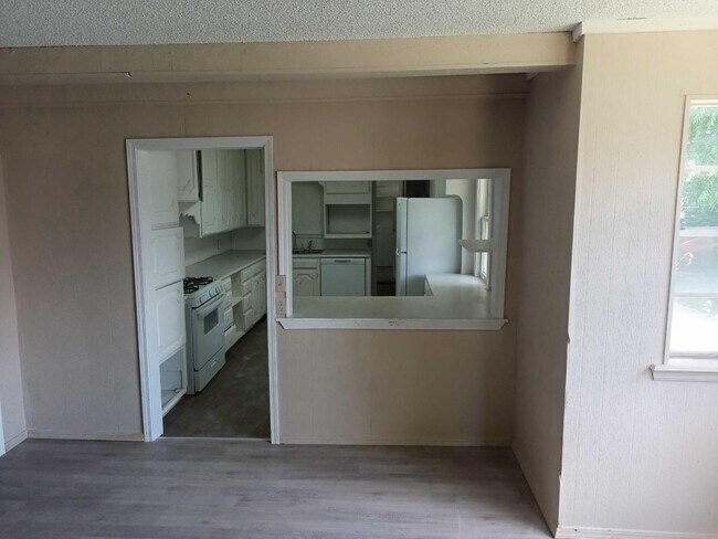 Building Photo - 839 E 2nd St